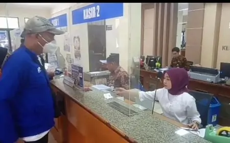 Peringati Hari Kartini, Petugas Samsat Probolinggo Kenakan Kebaya dan Batik Nusantara