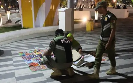 Satpol PP Tertibkan PKL Alun-alun Jember 