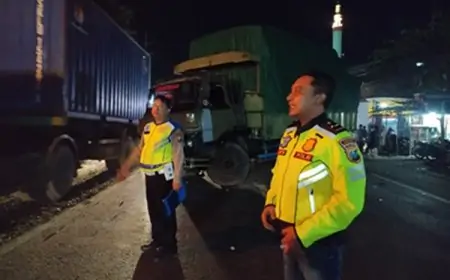 Keluar Marka, Toyota Rush Tabrak Truk Barang