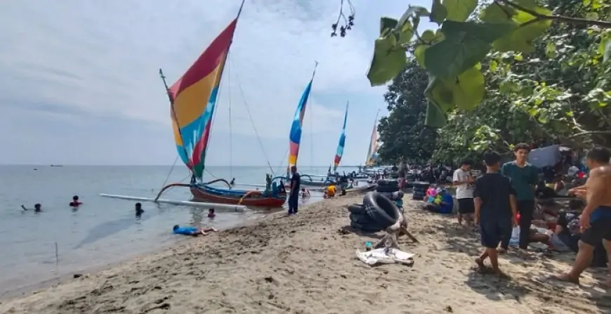 Pantai Pasir Putih Situbondo Dipadati Wisatawan, Pesonanya Menarik Minat Pemudik