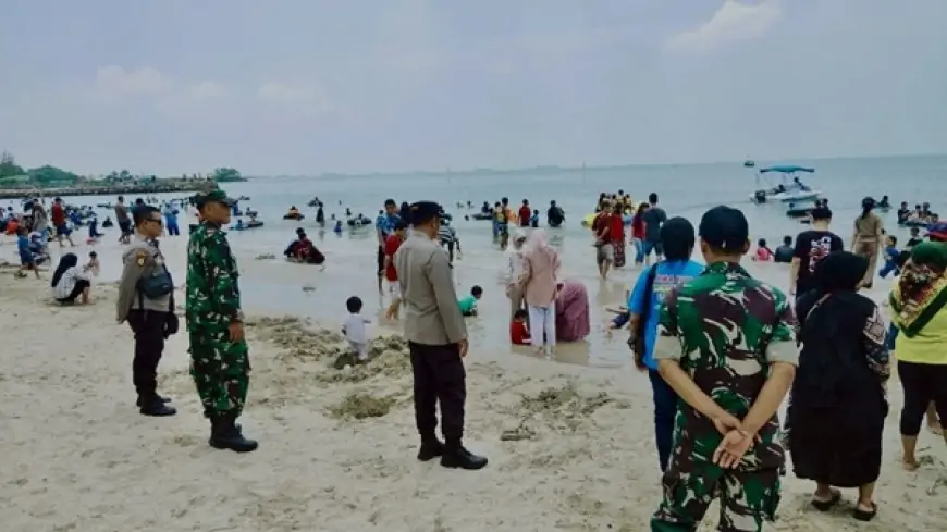 Pastikan Libur Lebaran Aman, Polres Gresik Terjunkan Personil Pengamanan di Kawasan Wisata Pantai Dalegan