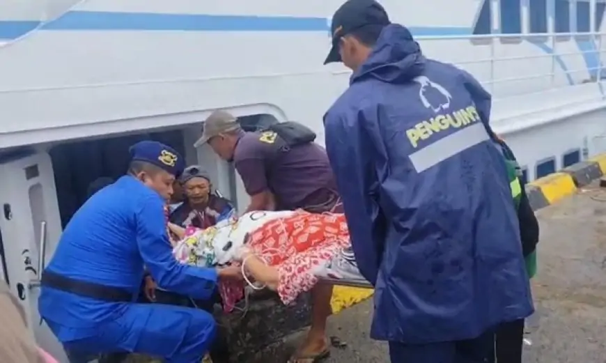 Aksi Kemanusiaan Polres Gresik, Bantu Evakuasi Warga Bawean yang Sakit Naik Kapal 