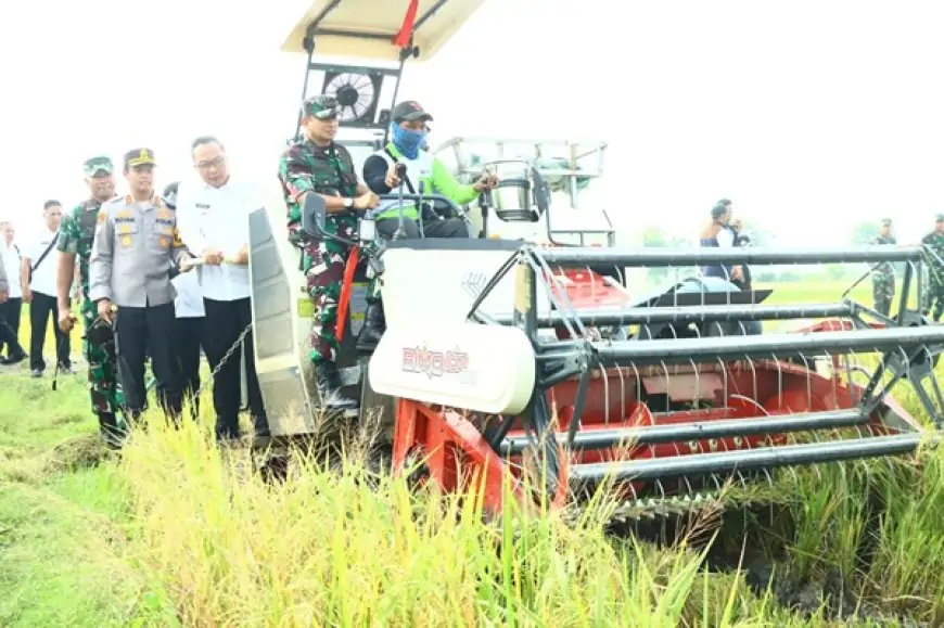 Terhubung Langsung Presiden Prabowo, Kapolres Gresik Ikuti Panen Padi Serentak di Driyorejo