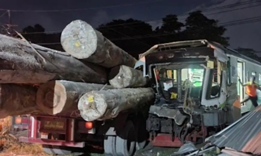 Kereta Api Menabrak Truk di Perlintsan Tanpa Palang Pintu di Gresik, Satu Masinis Kereta Meninggal di RS