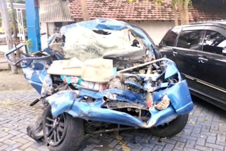 Laka Maut, Mobil Rombongan Umroh asal Tuban Adu Banteng kontra Bus, 7 orang Meninggal Dunia  