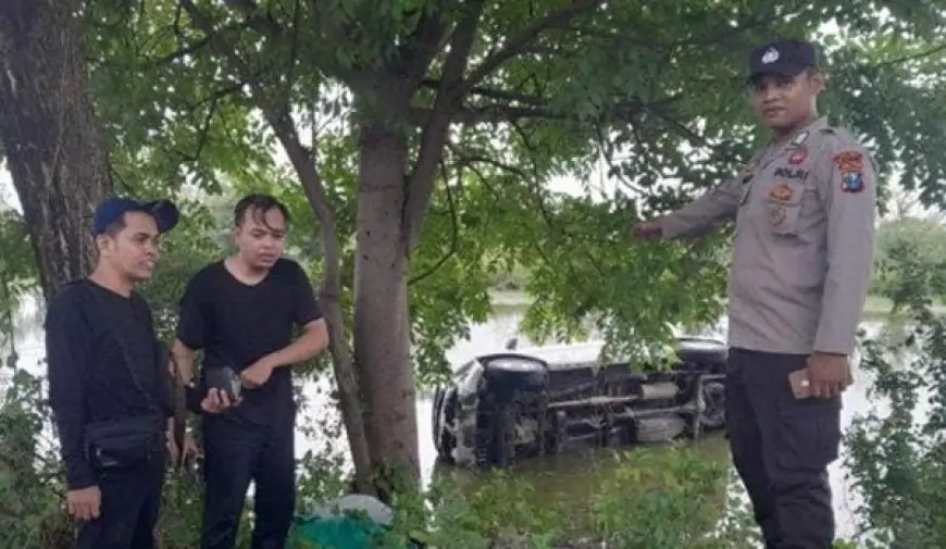 Gegara Selip Ban Hindari Senggolan dengan Truk Tronton, Mobil Xenia Warga Jember Nyemplung Tambak 