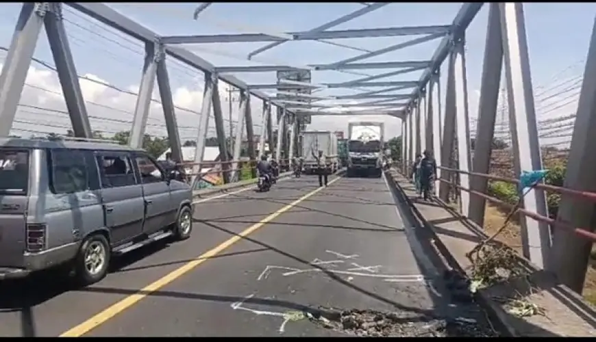 Lubang di Jembatan Pajarakan Sebabkan Kemacetan Panjang di Jalur Pantura 