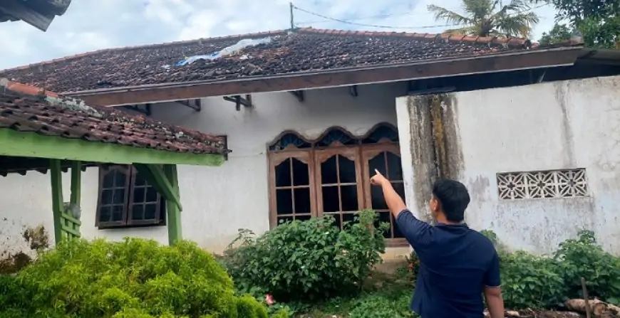 Balon Udara Berpetasan Kembali Hancurkan Atap Rumah Warga Tulungagung, Polisi Buru Pelaku