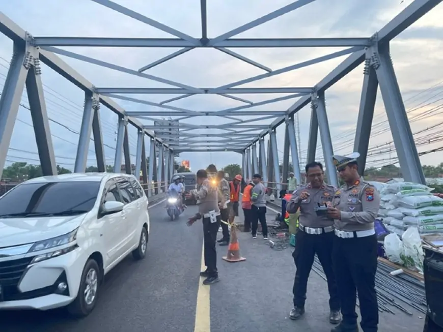Lubang di Jembatan Pajarakan, Polres Probolinggo Siagakan Personel dan Jalur Alternatif