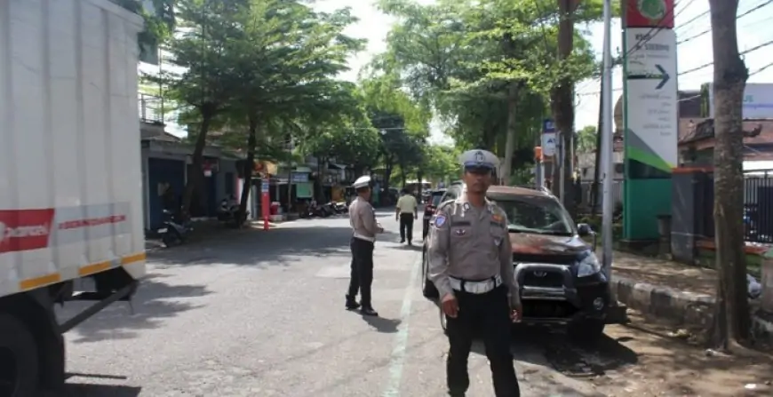 Langgar Rambu Larangan Parkir, Pengendara di Depan RSUD dr Soedomo Trenggalek Kena Teguran