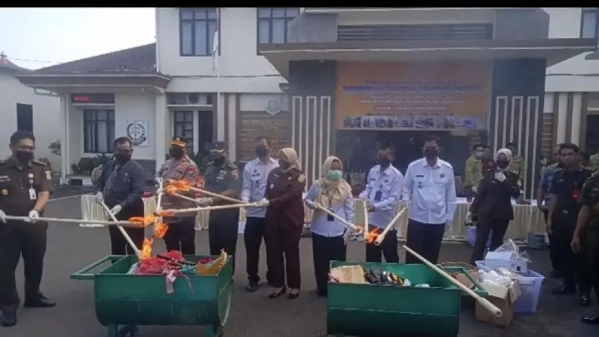 Kejari Probolinggo Musnahkan Barang Bukti Kasus Pidana