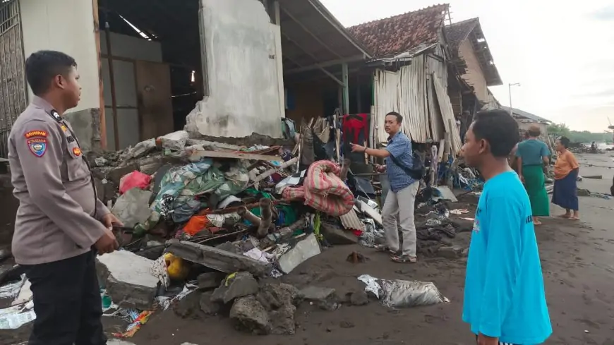 Empat Rumah Hancur Diterjang Gelombang Pasang dan Angin Kencang di Situbondo