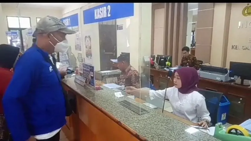 Peringati Hari Kartini, Petugas Samsat Probolinggo Kenakan Kebaya dan Batik Nusantara