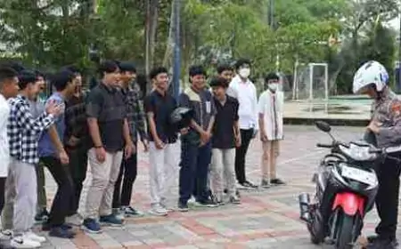Sambangi Pesantren, Polres Gresik Gelar Edukasi Keselamatan Berkendara Santri 