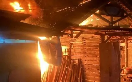 Tiga Bangunan Ludes Terbakar di Trenggalek, Sisa Api Pembakaran Sampah Diduga Jadi Pemicu