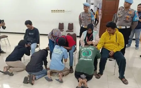 Dua Remaja Anggota Gangster, Menangis Sujud di Hadapan Orang Tua Usai Diamankan Polisi 