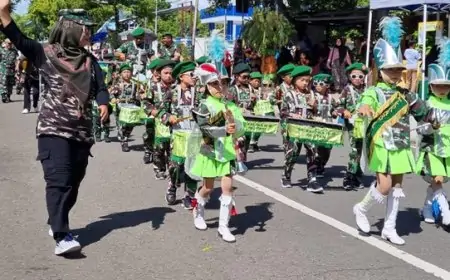 Parade Drumband Anak-Anak PAUD Warnai Alun-Alun Pacitan