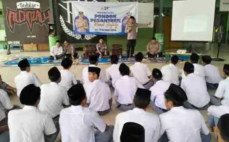 Edukasi Santri Tertib Lalu Lintas, Polres Gresik Gelar Ponpes Road Safety