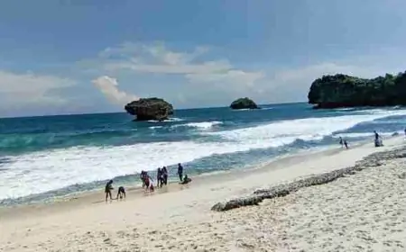 Pantai Srau Destinasi Wisata Unggulan di Pacitan dengan Keindahan Memukau