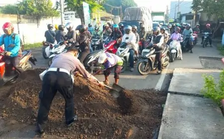 Tambal Jalan Berlubang Penghubung Gresik-Sidoarjo