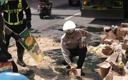 Jalan Licin Akibat Tumpahan Minyak, Satlantas Polres Gresik Turun Langsung Bersihkan Jalan