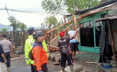 Disapu Angin Kencang, Belasan Rumah di Situbondo Rusak Parah