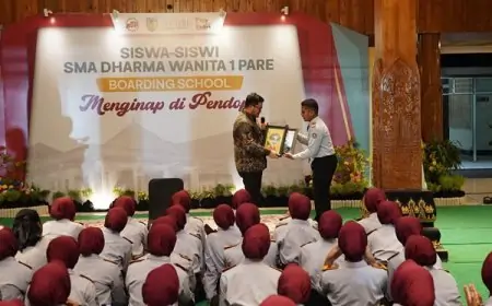 Mas Dhito Beri Kado Hardiknas Pada Siswa SMA Boarding School Menginap di Rumdin Bupati, Ini Balasan Dari Siswa 