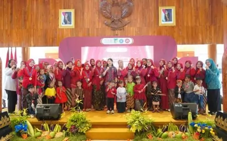 Mbak Cicha Beri Penghargaan Ratusan Orang Tua Hebat