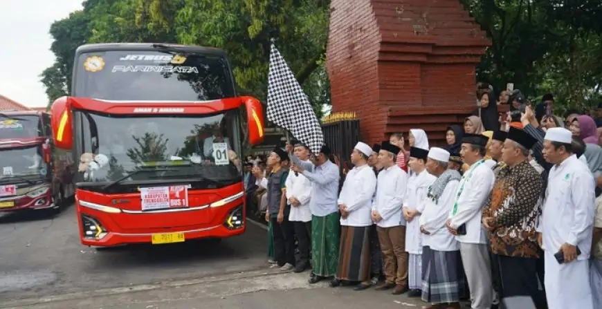 Bupati Arifin Berangkatkan 359 Calon Haji Asal Trenggalek, 17 Orang Tertunda karena Visa dan Sakit