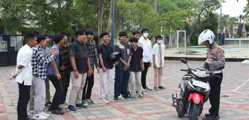 Sambangi Pesantren, Polres Gresik Gelar Edukasi Keselamatan Berkendara Santri 