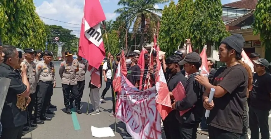 Soroti Korupsi dan Kekerasan di Dunia Pendidikan, GMNI Trenggalek Geruduk Kantor DPRD