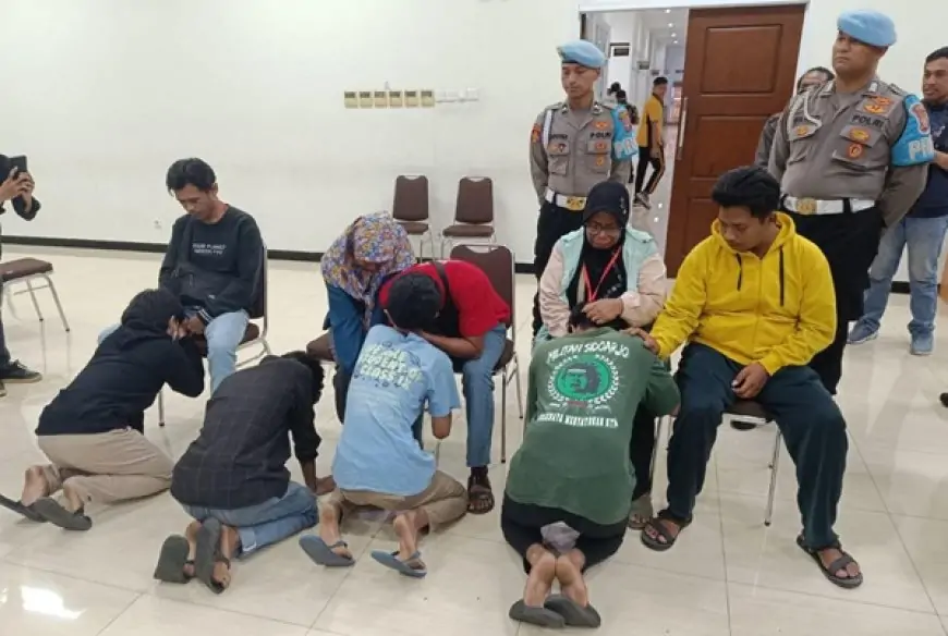 Dua Remaja Anggota Gangster, Menangis Sujud di Hadapan Orang Tua Usai Diamankan Polisi 