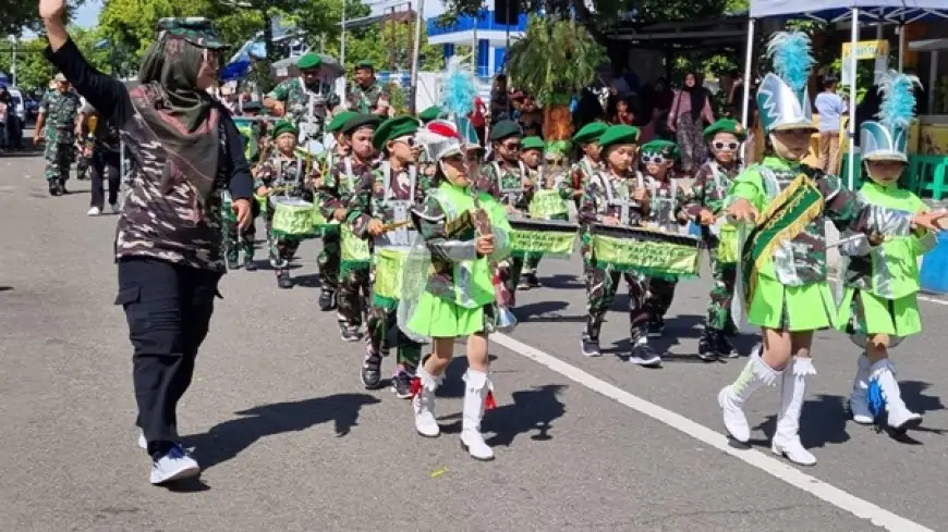 Parade Drumband Anak-Anak PAUD Warnai Alun-Alun Pacitan