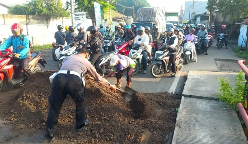 Tambal Jalan Berlubang Penghubung Gresik-Sidoarjo
