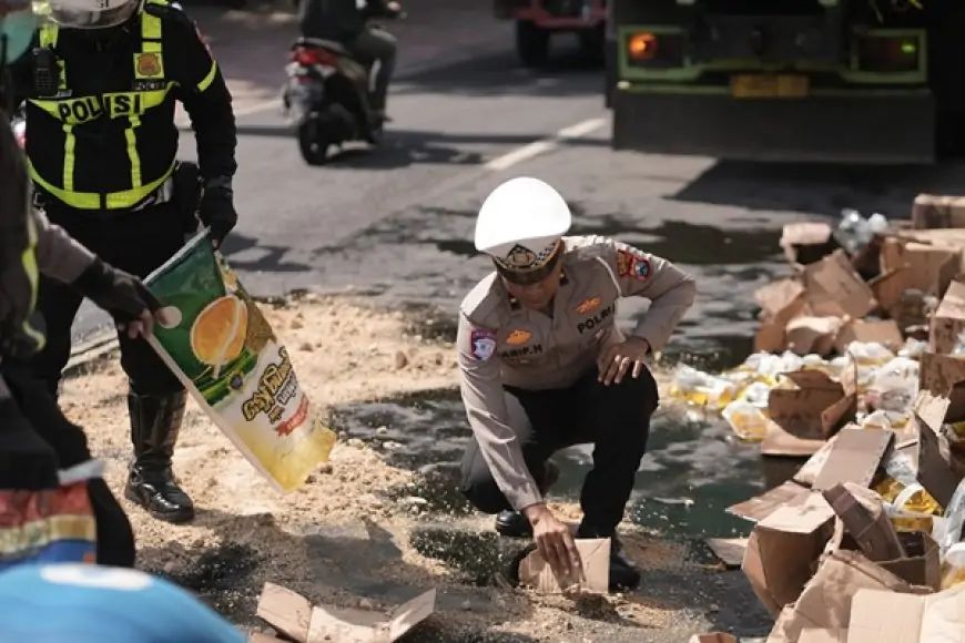 Jalan Licin Akibat Tumpahan Minyak, Satlantas Polres Gresik Turun Langsung Bersihkan Jalan