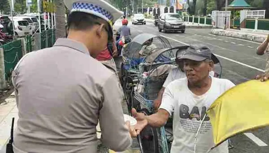 Satlantas Polres Gresik Bagikan Paket Makanan Bagi Abang Becak 