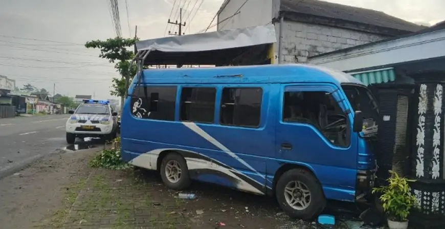 Warga Nyawangan Tewas Usai Bertabrakan dengan Minibus di Ngantru