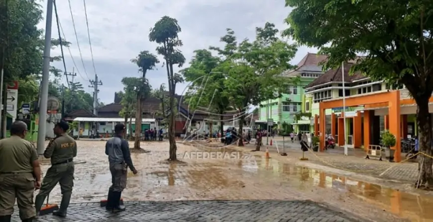 Tergenang Banjir, RSUD dr. Soedomo Trenggalek Tetap Layani Pasien