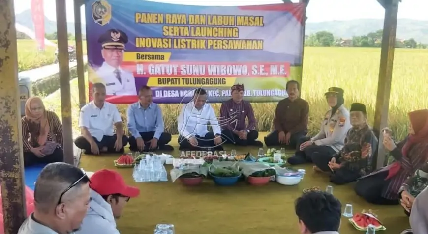 Panen Raya dan Inovasi Listrik Sawah di Ngrance, Bupati Gatut Sunu Tegaskan Komitmen Jaga Harga Gabah