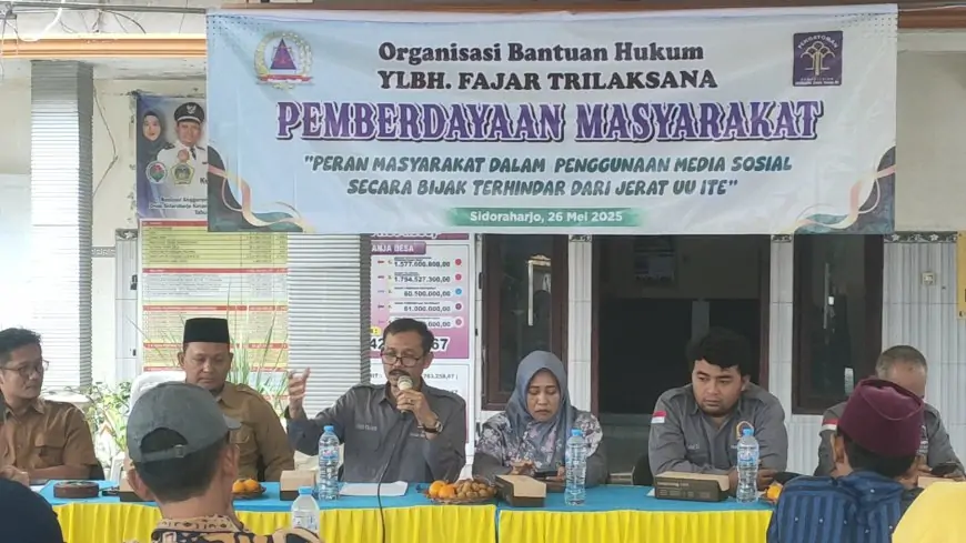YLBH Fajar Tri Laksana Turun Gunung Ajak Warga Sidoraharjo Gresik Bijak Ber Medsos