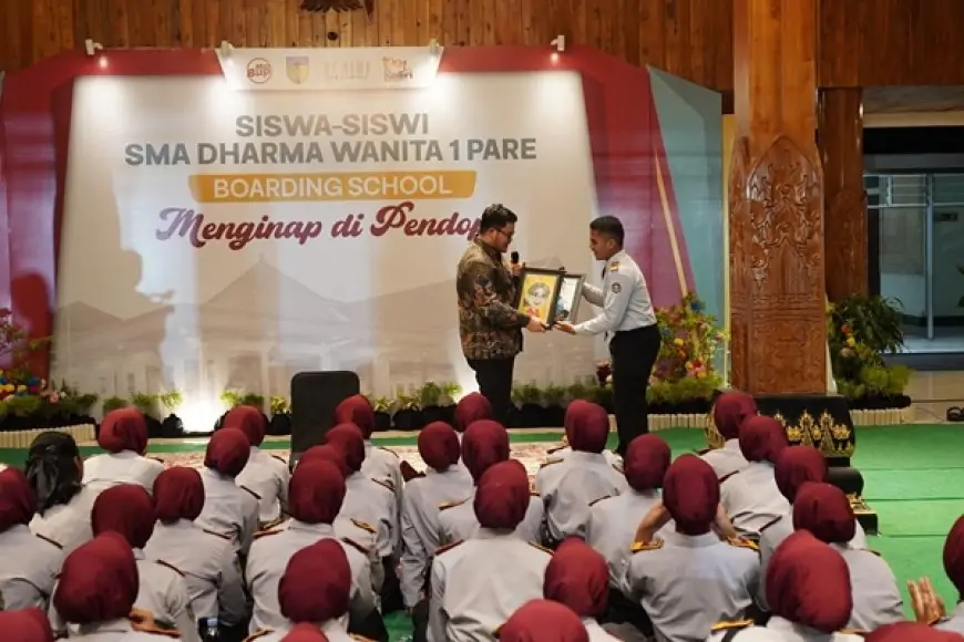 Mas Dhito Beri Kado Hardiknas Pada Siswa SMA Boarding School Menginap di Rumdin Bupati, Ini Balasan Dari Siswa 