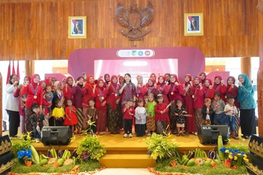 Mbak Cicha Beri Penghargaan Ratusan Orang Tua Hebat