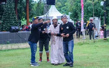 Aksi Teater Jurnalis, Sentil Pengangguran Gresik, Ramaikan Festival Nasi Krawu KWG 2025