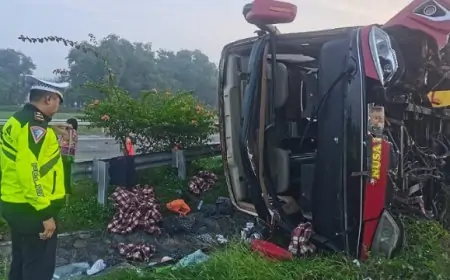 Kecelakaan Tunggal Bus Terguling di Tol Jombang, 15 Orang Luka