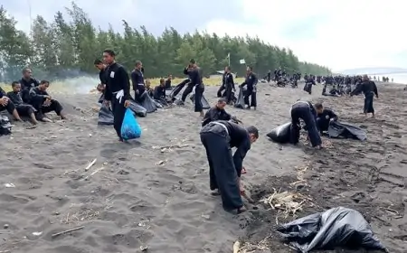 PSHT dan Baret Rescue NasDem Jember Bersihkan Pantai Macema Mayangan