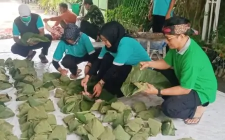 Kemenag Jombang Bungkus Daging Kurban  Pakai Daun Jati