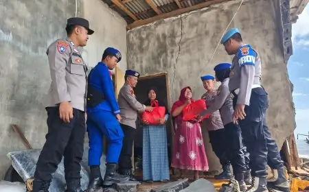 Banjir Rob Terjang Pesisir Situbondo, Satpolairud Salurkan Sembako untuk Warga Terdampak