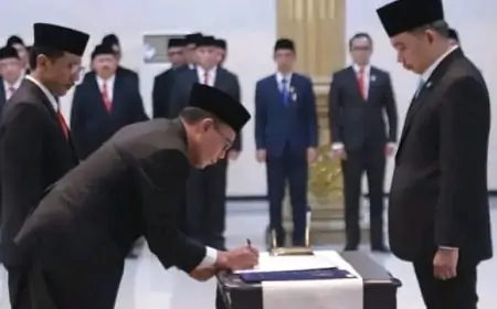 Bupati Fawait Lantik 17 Pejabat dan Serahkan 4 SK Plt