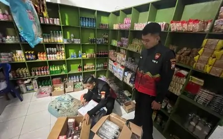 Geledah Toko Kelontong, Polres Gresik Temukan Puluhan Botol Miras dan Rokok Ilegal