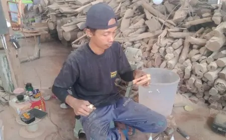 Jelang Bulan Suro Tradisi Cuci Keris Pusaka Berkah bagi Perajin Warangka